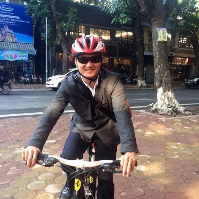 Sở thích đạp xe dạo quanh phố phường Hà Nội vẫn luôn được ông Hà duy trì.