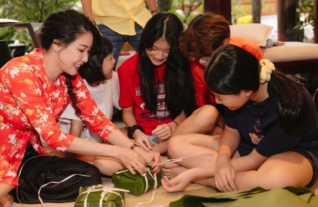 Hà Kiều Anh cùng các con trong gia đình và con của gia đình diễn viên Trương Ngọc Ánh, và diễn viên Bình Binh gói bánh Chưng để chúng được trải nghiệm không khí Tết cổ truyền