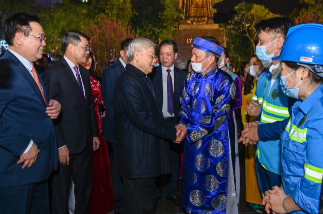 Tổng Bí thư, Chủ tịch nước Nguyễn Phú Trọng trò chuyện, thăm hỏi, chúc Tết bà con nhân dân vui đón giao thừa tại khu vực Hồ Gươm.