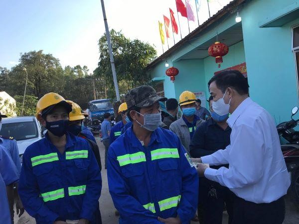 Tặng bao mừng tuổi tại Xí nghiệp Quản lý Bãi rác Khánh Sơn