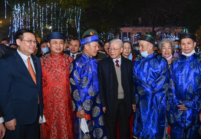 Tổng Bí thư, Chủ tịch nước Nguyễn Phú Trọng thăm hỏi sức khỏe, chúc Tết đại diện bô lão, người cao tuổi thành phố Hà Nội.