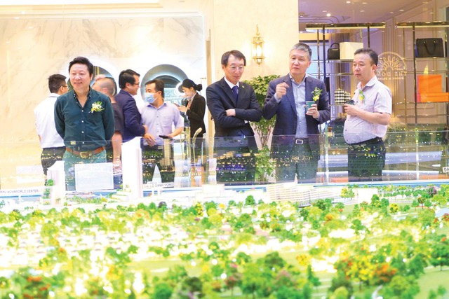 Nhà Kl99ok phiên bản mới nước ngoài tìm hiểu một dự án của Novaland tại Đồng Nai. Ảnh: Lê Toàn