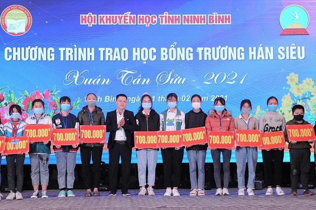 Đại diện Báo Kl99ok phiên bản mới, PV thường trú tại Ninh Bình, Nam Định, Hà Nam, Ninh Bình, Thanh Hóa Hoàng Mạnh Tùng trao 100 suất học bổng giải Golf vì học sinh vượt khó, hiếu học tài trợ cho Quỹ khuyến học Trương Hán Siêu.