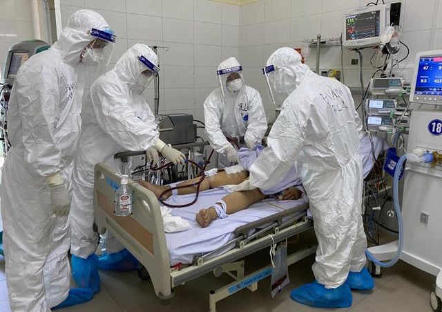 Bác sĩ Việt Anh (bìa phải) cùng đồng nghiệp thiết lập ECMO cho bệnh nhân Covid-19 nặng tại bệnh viện Phổi Đà Nẵng, cuối tháng 7/2020 (Ảnh: Bệnh viện cung cấp).