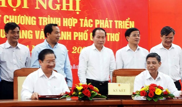 Chủ tịch UBND TP. Cần Thơ Trần Việt Trường (bên trái) và Chủ tịch UBND tỉnh Hậu Giang Đồng Văn Thanh (bên phải) ký kết chương trình hợp tác phát triển giữa hai địa phương