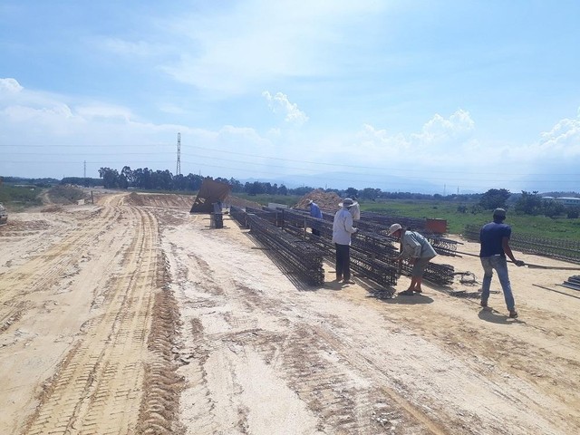 Dự án Tuyến đường ven sông Tuyên Sơn- Túy Loan hiện đang vướng mặt bằng. Dự án Tuyến đường ven sông Tuyên Sơn- Túy Loan hiện đang vướng mặt bằng.