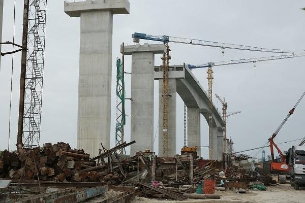 Các đơn vị đang thi công tại cầu Văn Úc (huyện Kiến Thụy). Ảnh - DT