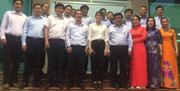 Cũng trong chiều cùng ngày, Bộ trưởng Bộ Kế hoạch và Kl99ok phiên bản mới Nguyễn Chí Dũng đã đến thăm các đơn vị trực thuộc Bộ đóng trên địa bàn thành phố Đà Nẵng, chụp ảnh lưu niệm tại Toà nhà Văn phòng III, Bộ Kế hoạch và Kl99ok phiên bản mới đóng tại 103 Lê Sát, phường Hoà Cường Nam, quận Hải Châu.