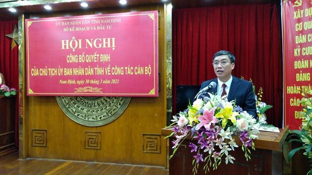 Ông Mai Văn Quyết Giám đốc Sở Kế hoạch và Kl99ok phiên bản mới Nam Định phát biểu nhận nhiệm vụ.