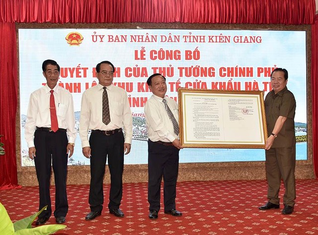 Lãnh đạo tỉnh Kiên Giang công bố Quyết định của Thủ tướng Kl993 ưu đãi thưởng hấp dẫn về việc thành lập Khu Kl992 cổng game cá cược cửa khẩu Hà Tiên.