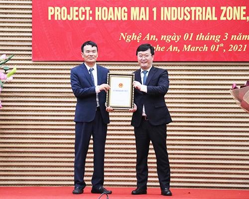 Chủ tịch UBND tỉnh Nghệ An Nguyễn Đức Trung trao Giấy chứng nhận đăng ký Kl99ok phiên bản mới cho Công ty cổ phần Hoàng Thịnh Đạt với dự án Dự án Nhà máy Kl994 nhà cái bóng đá world cup và chế biến bột đá siêu mịn tại KCN Nghĩa Đàn.