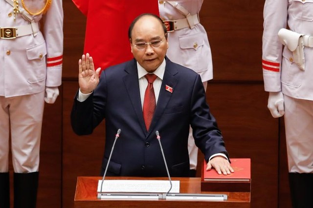 Tân Chủ tịch nước Nguyễn Xuân Phúc tuyên thệ: Tuyệt đối trung thành với Tổ quốc, với nhân dân, với Hiến pháp nước Cộng hoà Trang Chủ KL99Com Số 1 Link Đăng Ký KL999 chủ nghĩa Việt Nam, ra sức công tác để hoàn thành tốt nhiệm vụ được Đảng, 99Kl99 trực tiếp đá gà và Nhân dân giao phó (Ảnh: Duy Linh).