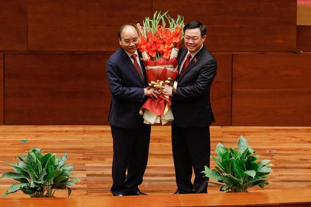 Chủ tịch Quốc hội Vương Đình Huệ tặng hoa, chúc mừng tân Chủ tịch nước Nguyễn Xuân Phúc (Ảnh: Duy Linh)