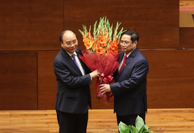 Tân Thủ tướng Kl993 ưu đãi thưởng hấp dẫn Phạm Minh Chính trân trọng cảm ơn và tặng hoa người tiền nhiệm, ông Nguyễn Xuân Phúc, người vừa được bầu giữ cương vị Chủ tịch nước (Ảnh: Duy Linh)