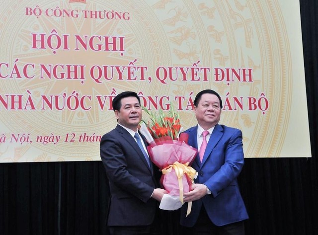 Bí thư Trung ương Đảng, Trưởng Ban Tuyên giáo Trung ương Nguyễn Trọng Nghĩa tặng hoa Bộ trưởng Bộ Công thương Nguyễn Hồng Diên.