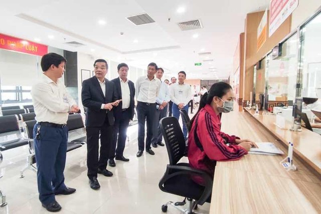 Chủ tịch UBND TP. Hà Nội Chu Ngọc Anh kiểm tra bộ phận 1 cửa của các đơn vị ở khu liên cơ Thành phố và Sở KH&amp;ĐT Hà Nội.