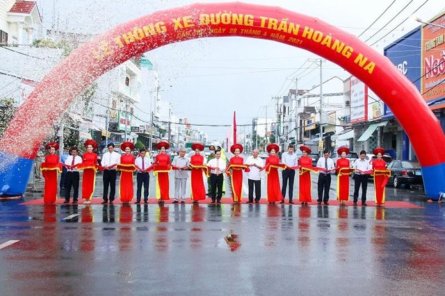 Đại biểu thực hiện nghi thức cắt băng thông xe đường Trần Hoàng Na. Ảnh: Thành Thật