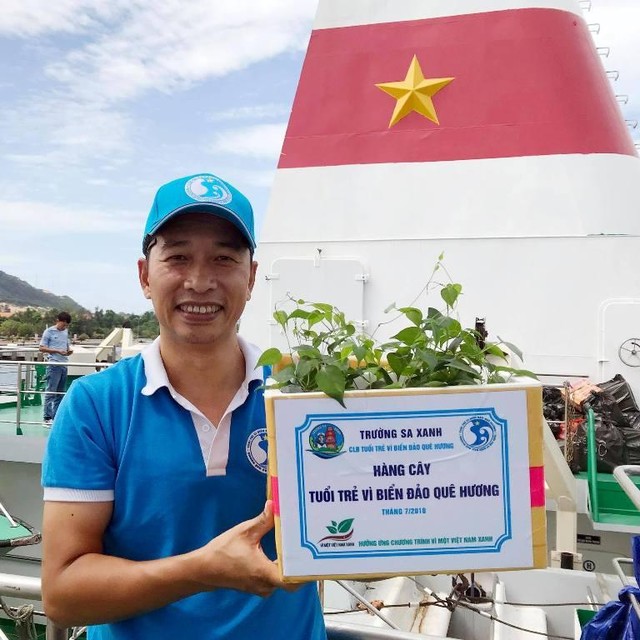 Hàng năm, CLB "Tuổi trẻ vì biển đảo quê hương" đều thực hiện Chương trình “Trường Sa xanh”, tặng hàng nghìn cây xanh, hoa, hạt giống, đất trồng… cho các đảo. (Ảnh: Nhân vật cung cấp)