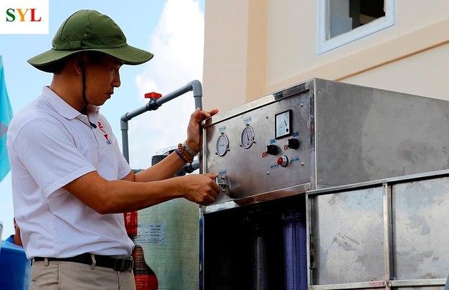 Kỹ sư Trần Vũ Thành lắp đặt máy lọc nước tại Trường Sa. (Ảnh: Nhân vật cung cấp)
