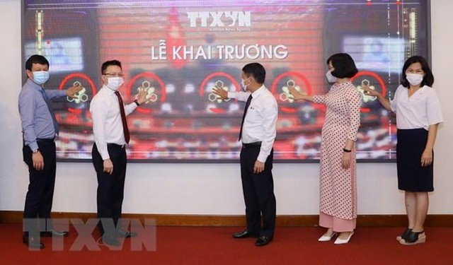 Lãnh đạo TTXVN bấm nút khai trương trang thông tin đặc biệt về bầu cử đại biểu Quốc hội và đại biểu Hội đồng Nhân dân các cấp. (Ảnh: Văn Điệp/TTXVN)