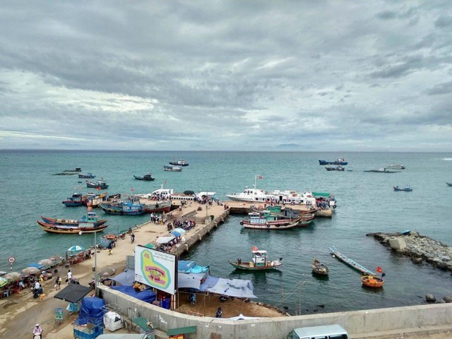 Hiện việc kết nối giao thương giữa Lý Sơn và đất liền được thực hiện bằng đường biển.
