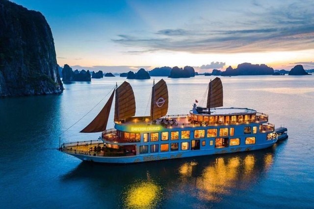 Cả 3 du thuyền cao cấp của Lux Froup đều phải "ngủ đông giữa mùa hè".