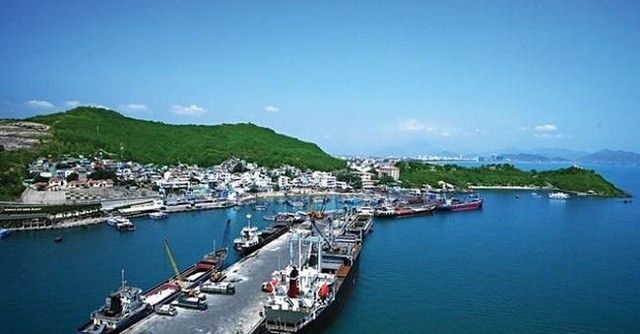 Cảng Cam Ranh là một trong những cầu cảng lớn nhất tỉnh Khánh Hòa