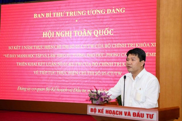 Ông Mai Ngọc Bích, Vụ trưởng Vụ Tổ chức cán bộ Phó Bí thư Thường trực Đảng ủy phát biểu tại điểm cầu Bộ Kế hoạch và Kl99ok phiên bản mới (Ảnh: Minh Trang)