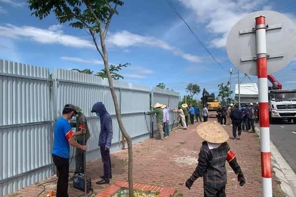 Quây tôn toàn bộ khu đất 9,2ha. Ảnh - Thu Hằng