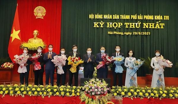 Ông Trần Lưu Quang, Bí thư Thành ủy Hải Phòng tặng hoa chúc mừng các đại biểu được bầu giữ chức danh lãnh đạo HĐND thành phố và lãnh đạo các Ban HĐND thành phố; lãnh đạo UBND thành phố Hải Phòng khóa XVI.