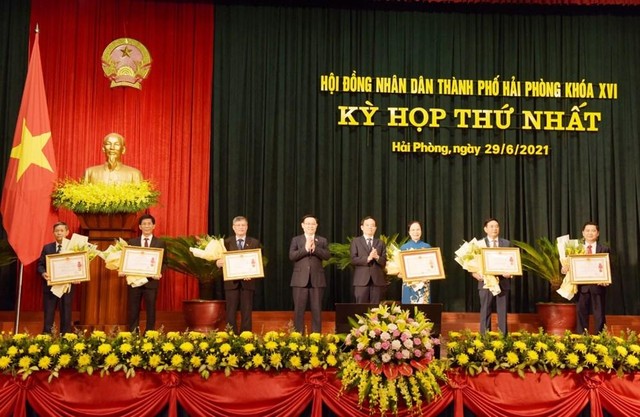 Chủ tịch Quốc hội Vương Đình Huệ và ông Trần Lưu Quang, Bí thư Thành ủy Hải Phòng trao tặng khen thưởng tại phiên họp sáng nay (29/6).