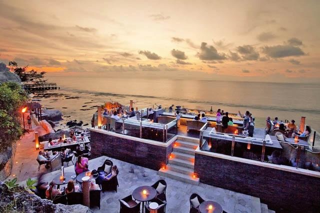 Cảm nhận trọn vẹn hương vị biển cả tại The Rock Bar, Bali.