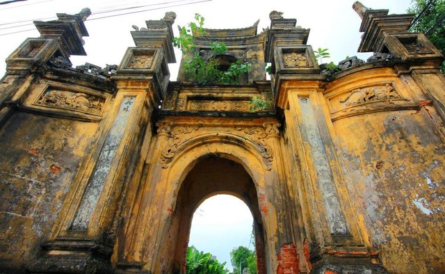 Cổng làng Cựu đã khiến nhiều chuyên gia đáng kính phải thốt lên rằng đó là cổng làng đẹp nhất Việt Nam. Các nhà nghiên cứu cho rằng, cổng làng Cựu cổ mà không hẳn cổ, hiện đại mà không hẳn hiện đại. Nó giống như một cổng trường thành không phải để ngăn mà để hút người ta vào bên trong.