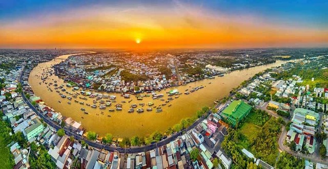 Dự án kè bờ sông Cần Thơ - Ứng phó biến đổi khí hậu TP. Cần Thơ đi dọc theo hai bên bờ chợ nổi Cái Răng về hướng huyện Phong Điền. Ảnh: Nguyễn Hữu Thành