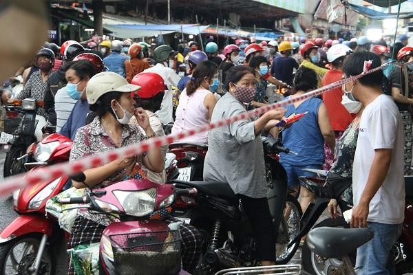 Lo ngại TP.HCM sẽ thiếu hàng hóa, nhiều người tập trung tại các chợ cóc ven đường. (Ảnh: Lê Toàn)