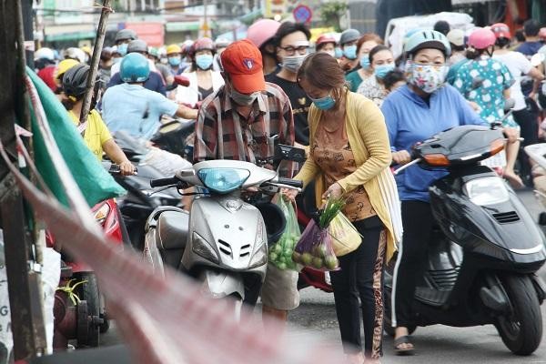 Rau xanh, củ quả là mặt hàng có nhiều người mua nhất. (Ảnh: Lê Toàn)