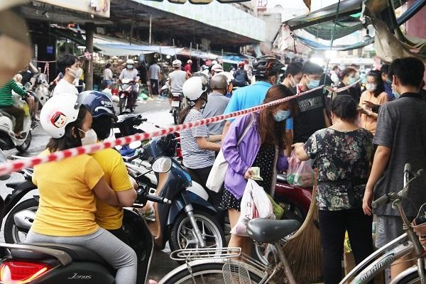 Do lượng khách mua đông nên giá các thực phẩm tại đây cũng tăng cao hơn ngày thường. (Ảnh: Lê Toàn