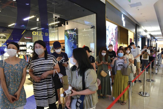 Người dân xếp hàng khi vào mua sắm tại cửa hàng Muji ở Hà Nội. Ảnh: Dũng Minh