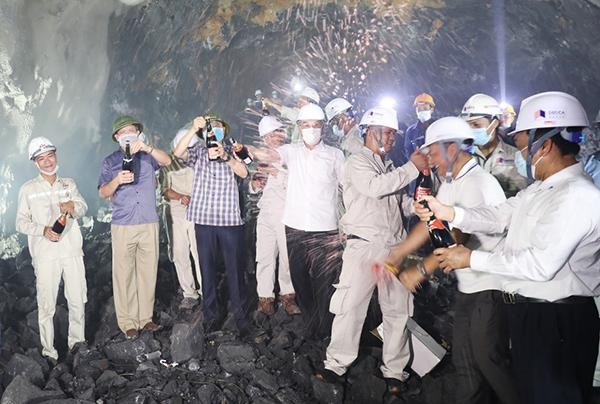 Sau 4 tháng thi công, nhánh phải - nhánh đầu tiên của đường hầm xuyên núi Hạ Long - Cẩm Phả đã được thông hầm. Ảnh: Đỗ Phương.
