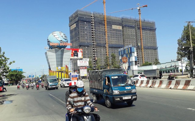 Dự án Roxana Plaza tọa lạc ngay quốc lộ 13, gần cổng chào tỉnh Bình Dương. Ảnh: Việt Dũng