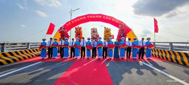 Đại biểu cắt băng khánh thành cầu Dinh. Ảnh: Tuấn Anh Đại biểu cắt băng khánh thành cầu Dinh. Ảnh: Tuấn Anh