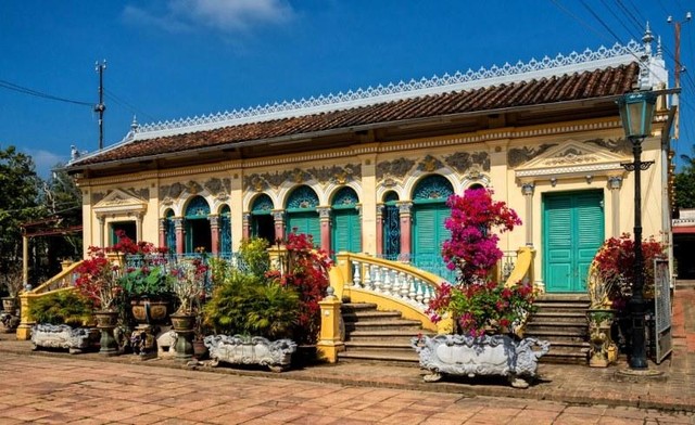 Nhà cổ Bình Thủy được xây dựng từ năm 1870, thuộc sở hữu của nhà họ Dương. Căn nhà cổ này là một trong số ít những căn nhà cổ còn nguyên vẹn cho đến ngày nay, có giá trị lớn trong việc hỗ trợ công tác nghiên cứu, tìm hiểu nền văn hóa, phong tục tập quán của người dân đồng bằng sông Cửu Long thời kì giao thoa giữa hai thế kỷ.