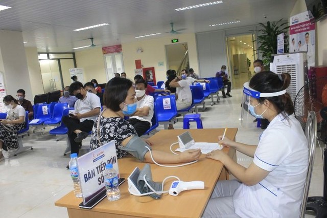 Người dân kiên nhẫn chờ tới lượt tiêm chủng tại Bệnh viện E.