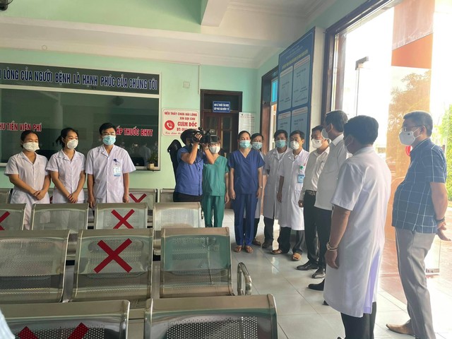 Lãnh đạo tỉnh Quảng Bình kiểm tra công tác chuẩn bị tại Bệnh viện dã chiến Quảng Bình.