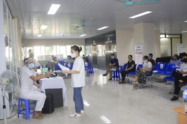 Bệnh viện E đảm bảo khoảng cách khi tiêm chủng.