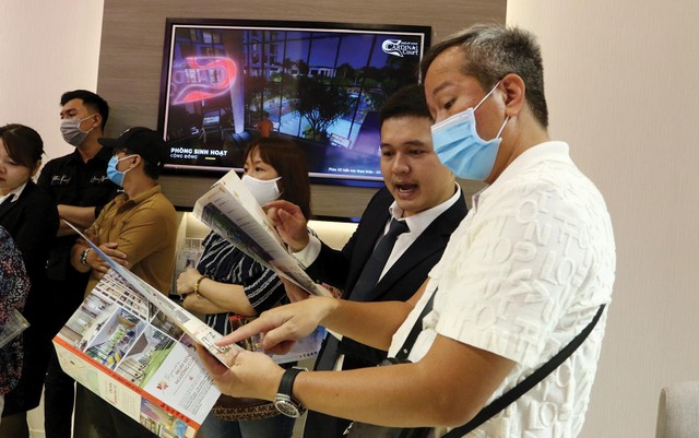Nhiều người mua nhà trả góp gặp khó khăn thời điểm này. Ảnh: Lê Toàn