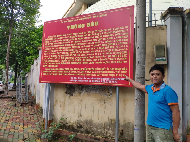 Chính quyền địa phương phải cắm biển cánh báo để người mua cảnh giác. Chính quyền địa phương phải cắm biển cánh báo để người mua cảnh giác.