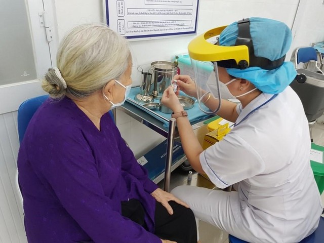 Tư vấn trước khi tiêm vắc-xin phòng Covid-19 tại TP.HCM.