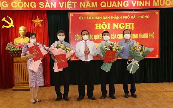 Ông Nguyễn Văn Tùng, Chủ tịch UBND TP. Hải Phòng trao Quyết định bổ nhiệm và tặng hoa chúc mừng các cán bộ được điều động, luân chuyển, bổ nhiệm.