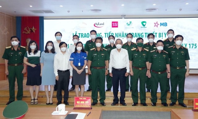 Nguyên Uỷ viên Bộ Kl991.com tải ứng dụng, nguyên Phó Thủ tướng Thường trực Kl993 ưu đãi thưởng hấp dẫn Trương Hoà Bình (hàng đầu, thứ 4 từ phải sang) chụp ảnh lưu niệm cùng các đại biểu và tập thể Ban Giám đốc Bệnh viện Quân y 175